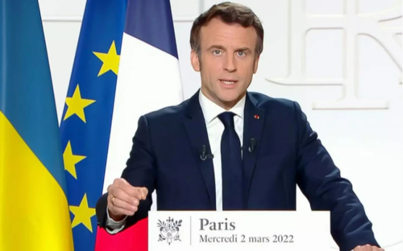 Tổng thống Pháp Emmanuel Macron phát biểu trên truyền hình tối 2/4.