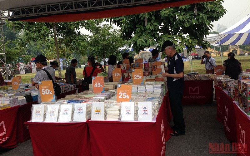 Các hoạt động khuyến mãi, giới thiệu sách mới nhân Ngày Sách và Văn hóa đọc Việt Nam luôn thu hút người đọc.