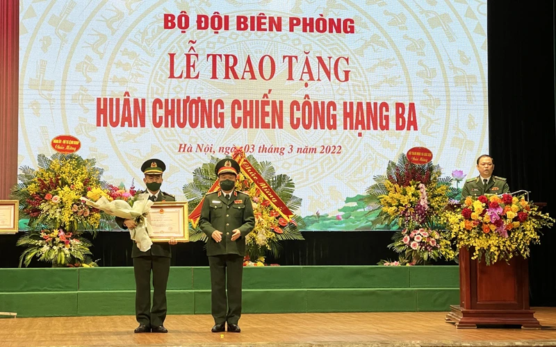 Thượng tướng Hoàng Xuân Chiến thừa ủy quyền Chủ tịch nước tao Huân Chương Chiến công hạng Ba cho Thiếu tá Nguyễn Khắc Dũng, ngày 3/3/2022.