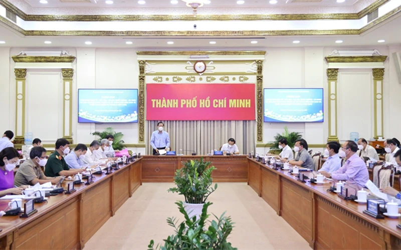 Các đại biểu dự phiên họp về tình hình kinh tế-văn hóa-xã hội, quốc phòng-an ninh và thu chi ngân sách Thành phố Hồ Chí Minh. 