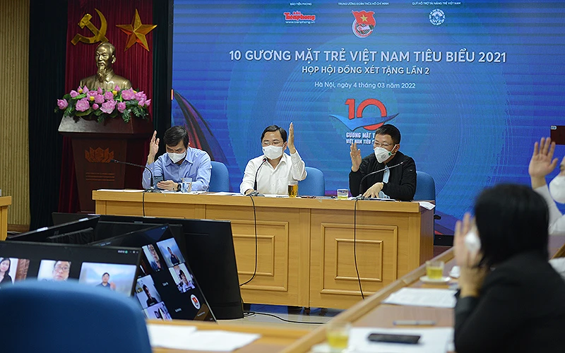 Hội đồng bình chọn Gương mặt trẻ Việt Nam tiêu biểu năm 2021 bỏ phiếu.