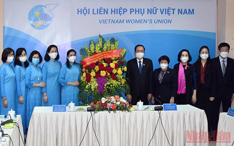 Phó Chủ tịch Thường trực Quốc hội Trần Thanh Mẫn tặng hoa chúc mừng Hội Liên hiệp phụ nữ Việt Nam. (Ảnh Duy Linh)