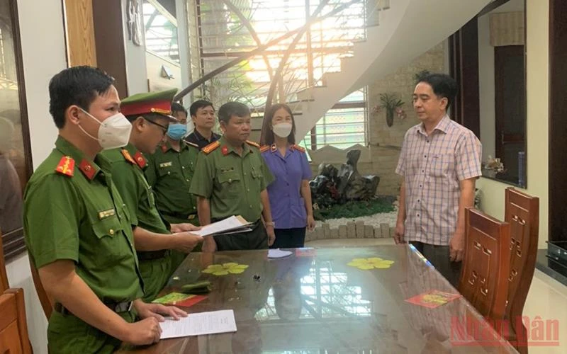 Lực lượng công an đọc lệnh bắt bị can Nguyễn Tấn Long.