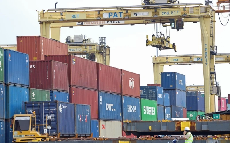 Các container được phân loại tại cảng Klong Toey, Bangkok (Thái Lan) hôm 3/3. (Ảnh: Bangkok Post)