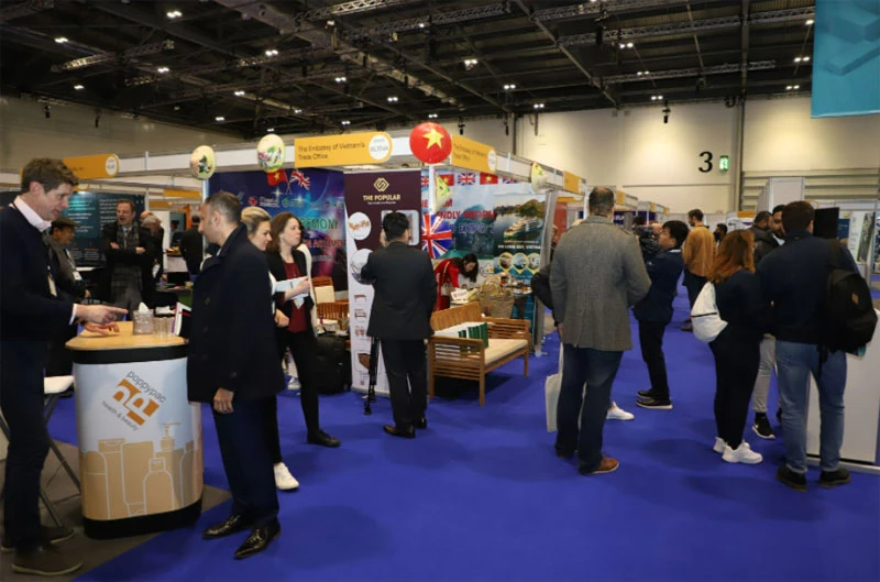 Đông đảo khách tham quan đến gian hàng Việt Nam tại Hội chợ White Label World Expo London 2020 để tìm hiểu về các sản phẩm.