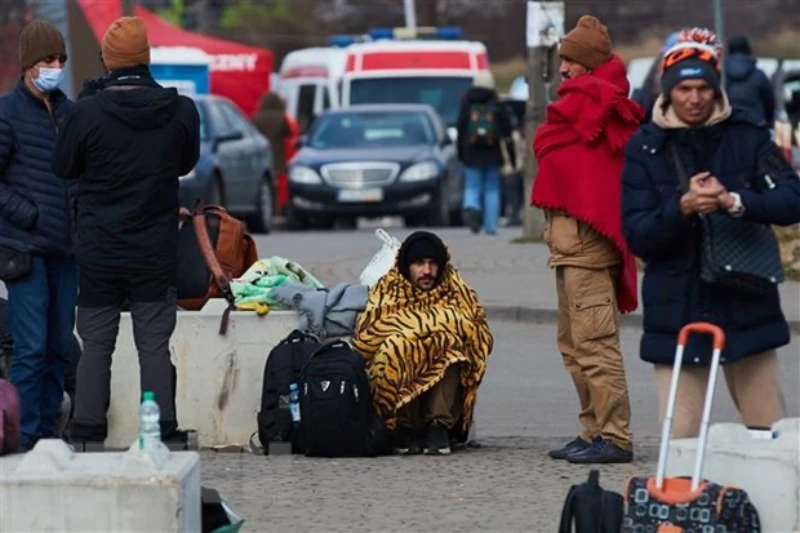 Người tị nạn từ Ukraine tại khu vực biên giới Medyka, Ba Lan, ngày 28/2/2022. (Ảnh: THX/TTXVN)