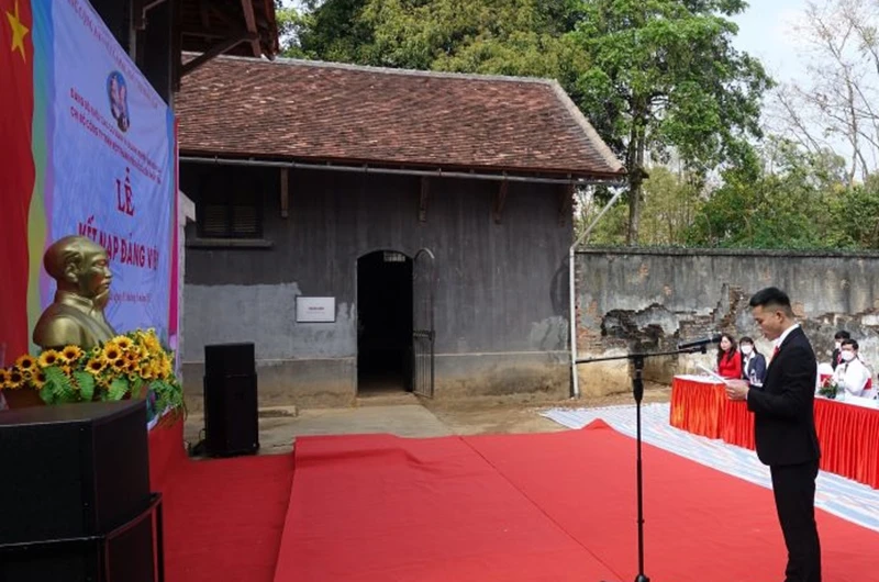 Đảng viên Nguyễn Ngọc Dũng tuyên thệ trong lễ kết nạp ngay tại Di tích lịch sử quốc gia đặc biệt Nhà tù Sơn La.