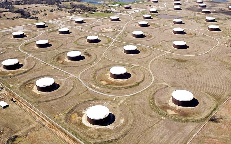 Các bể chứa dầu thô tại Cushing, Oklahoma (Mỹ). Ảnh: Reuters