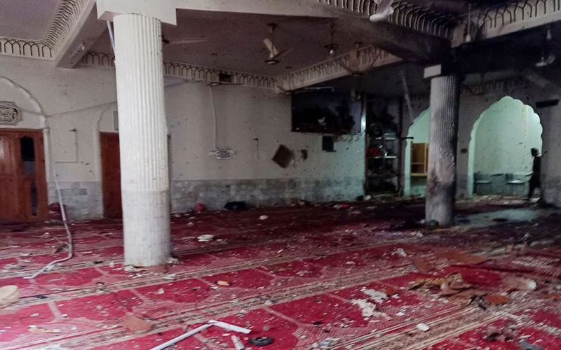 Hiện trường thánh đường sau vụ đánh bom liều chết tại Peshawar, Pakistan, ngày 4/3. (Ảnh: Reuters)