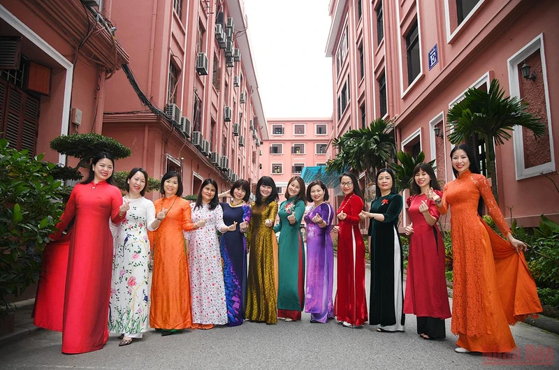 Những tà áo dài với muôn sắc màu vừa hiện đại, thanh lịch, vừa duyên dáng, đầy quyến rũ của các chị em Bộ Kế hoạch và Đầu tư (Hà Nội). (Ảnh: THÀNH ĐẠT)