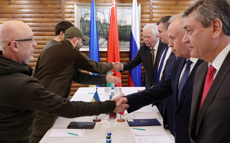 Vòng đàm phán vòng hai giữa Nga và Ukraine bắt đầu bằng những cái bắt tay. Ảnh: vesti.ru