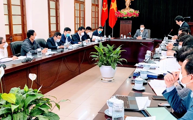 Quang cảnh buổi đối thoại của Chủ tịch Ủy ban nhân dân thành phố Hải Phòng với các hộ dân có đất thu hồi trên địa bàn xã Tân Dương (huyện Thủy Nguyên).