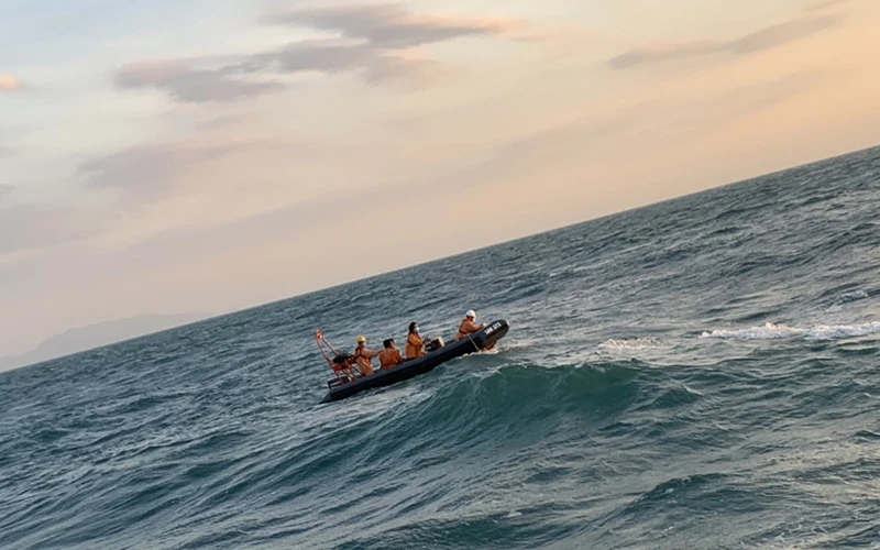 Lực lượng cứu nạn tiếp cận 2 ngư dân đưa về bờ.
