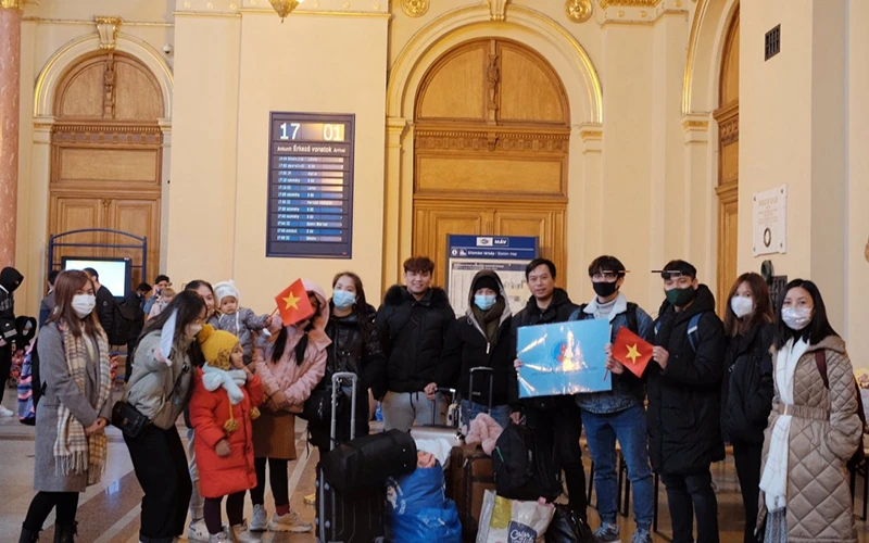 Cán bộ Đại sứ quán Việt Nam tại Hungary và Hội Sinh viên đón bà con tại ga tàu Budapest. (Ảnh: baoquocte.vn)