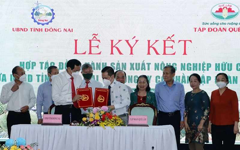 Lãnh đạo Ủy ban nhân dân tỉnh Đồng Nai và Công ty cổ phần Tập đoàn Quế Lâm ký kết biên bản hợp tác.