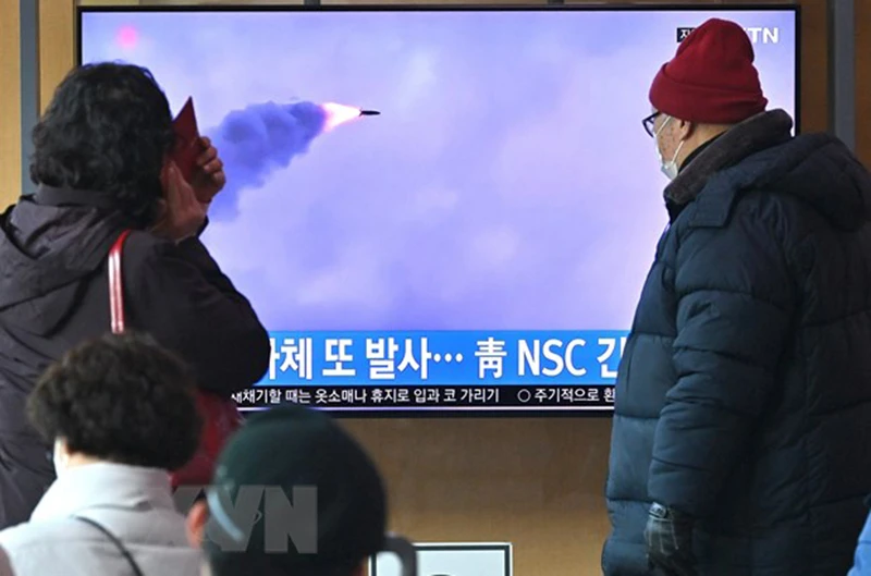 Người dân theo dõi qua truyền hình ở nhà ga Seoul (Hàn Quốc) về vụ phóng vật thể chưa xác định của Triều Tiên, sáng 27/2/2022. (Ảnh: AFP/TTXVN)