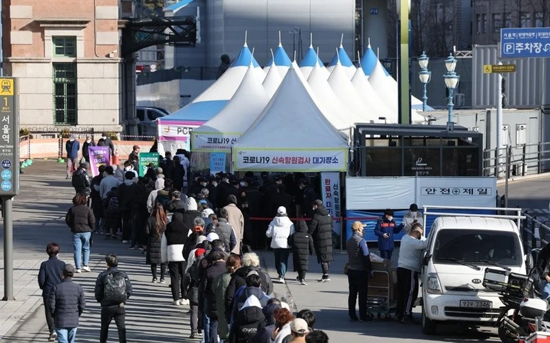 Người dân xếp hàng chờ xét nghiệm Covid-19 ở Quảng trường Ga Seoul, sáng 6/3/2022. (Ảnh: Yonhap)