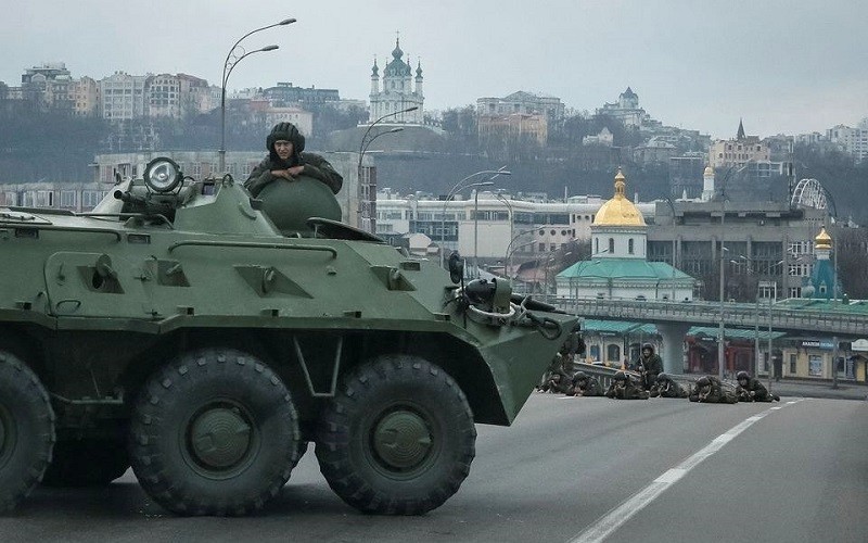 Các binh sĩ thuộc Lực lượng Vệ binh quốc gia Ukraine vào vị trí ở trung tâm Kiev, Ukraine, ngày 25/2/2022. (Ảnh: REUTERS)