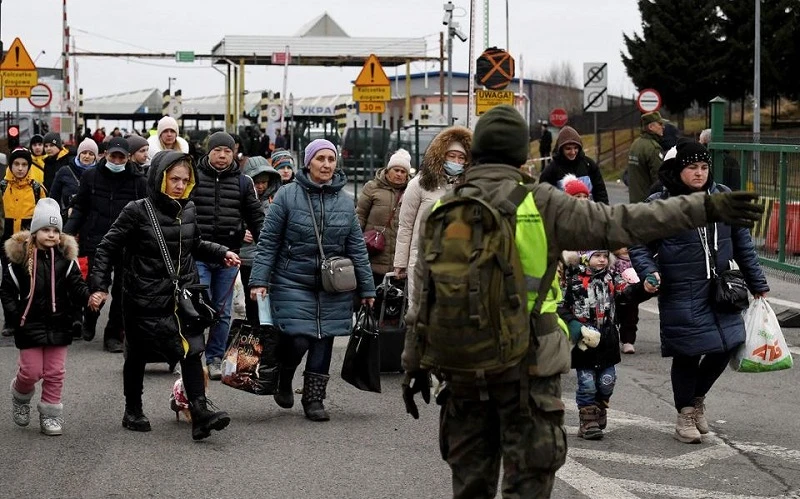 Người Ukraine di tản qua biên giới Ukraine-Ba Lan ở Korczowa, Ba Lan, ngày 5/3/2022. (Ảnh: Pool/REUTERS)