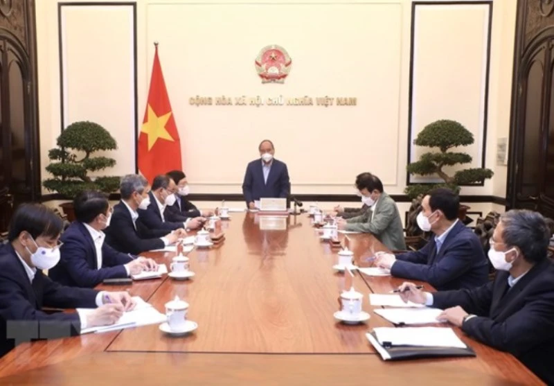 Chủ tịch nước Nguyễn Xuân Phúc chủ trì họp về công tác đưa công dân Việt Nam từ Ukraine về nước. (Ảnh: TTXVN)