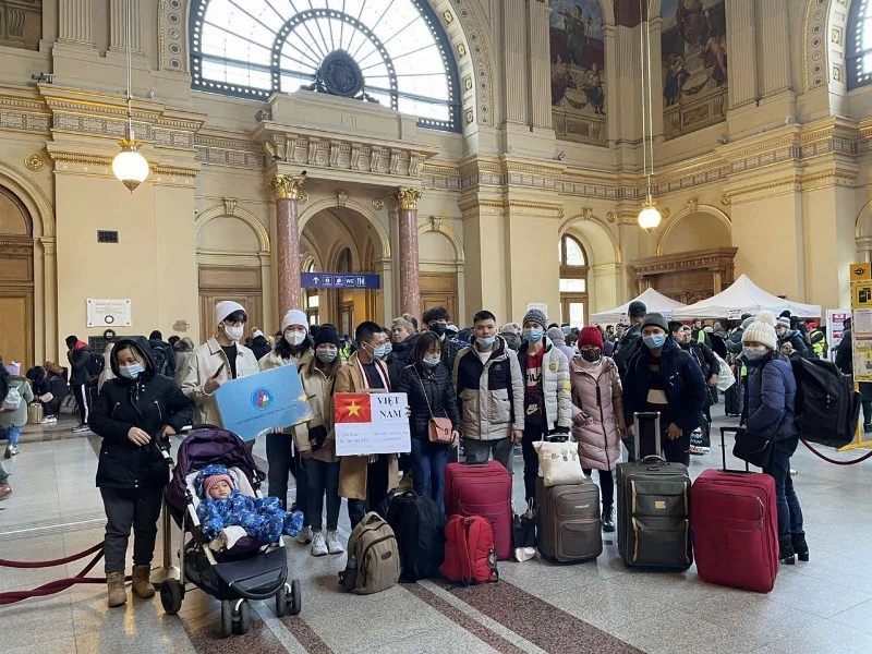 Người Việt từ Ukraine đến nhà ga Keleti, phía Đông Budapest, Hungary tối 5/3. (Nguồn: ĐSQ Việt Nam tại Hungary)