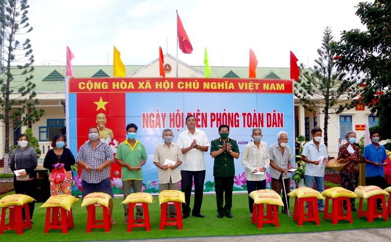 Bộ đội biên phòng tỉnh và Huyện ủy Trần Đề tặng quà cho các hộ gia đình có hoàn cảnh đặc biệt khó khăn ở khu vực biên giới biển huyện Trần Đề.