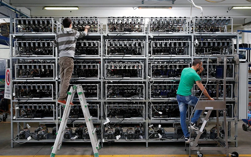 Một cơ sở khai thác tiền mã hóa bitcoin tại Italia. (Ảnh REUTERS) 