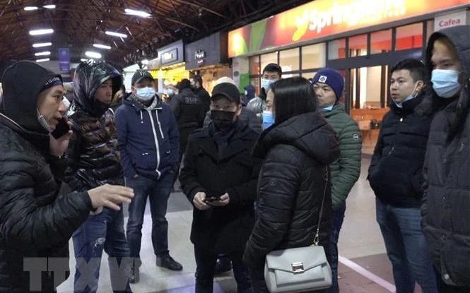 Người Việt sơ tán từ Ukraine tới nhà ga chính ở thủ đô Bucharest, Romania. (Ảnh: TTXVN)