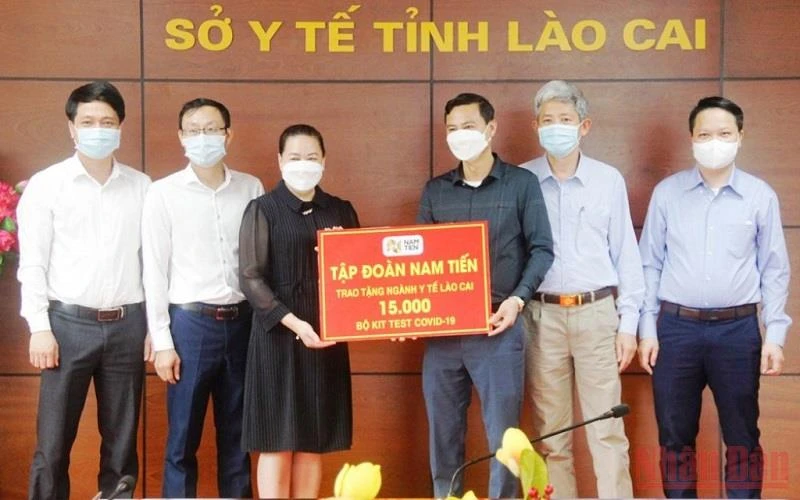 Đại diện Sở Y tế Lào Cai tiếp nhận kit test nhanh do Tập đoàn Nam Tiến trao tặng.