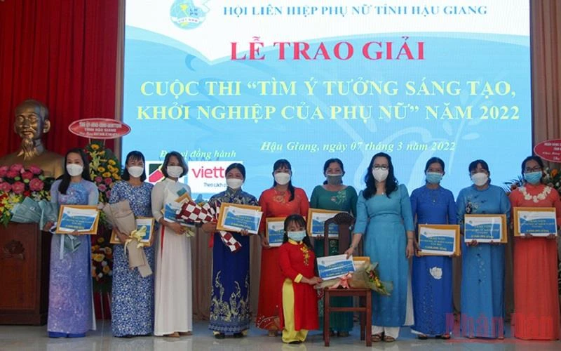 Trao giải và vốn hỗ trợ ban đầu cho các ý tưởng khởi nghiệp.