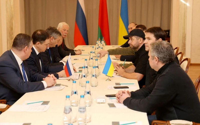 Toàn cảnh vòng đàm phán đầu tiên giữa phái đoàn Nga và Ukraine tại Gomel, Belarus, ngày 28/2/2022. (Ảnh: BelTA/REUTERS)