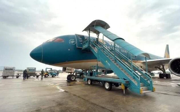 Chuyến bay đầu tiên chở công dân từ Ukraine đã cất cánh bay sang Romania trưa 7/3. (Ảnh: Vietnam Airlines)