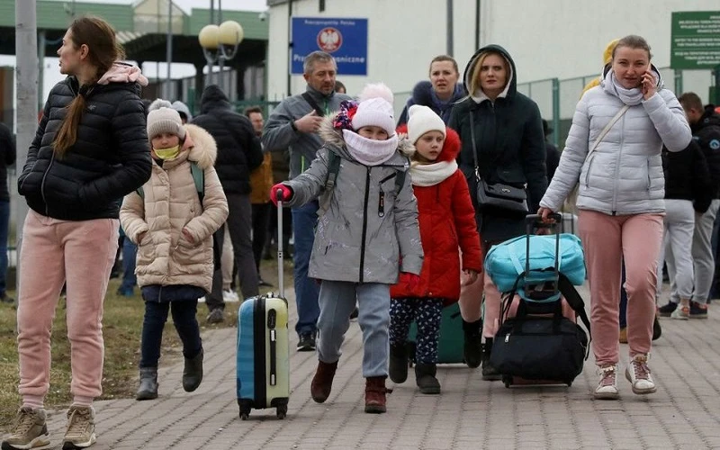 Người dân Ukraine sơ tán đến khu vực biên giới với Ba Lan ở Medyka, Ba Lan, ngày 25/2/2022. (Ảnh: REUTERS)