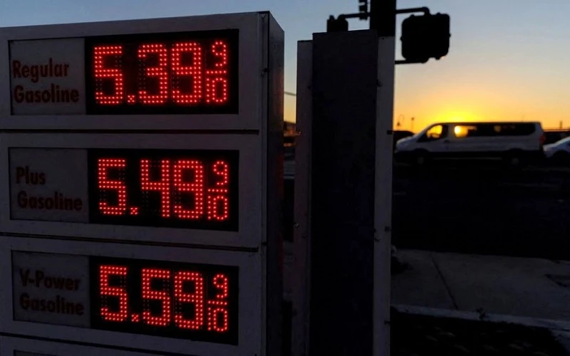 Biển báo hiển thị giá xăng ở San Diego, California, Mỹ, ngày 28/2/2022. (Ảnh: REUTERS)