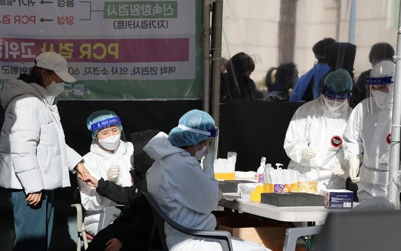 Các nhân viên y tế tại 1 điểm xét nghiệm nhanh kháng nguyên ở Ga Seoul, thủ đô Seoul, Hàn Quốc, ngày 06/3/2022. (Ảnh: Yonhap)