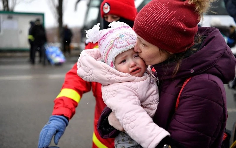 Em bé theo mẹ từ Ukraine đến Romania lánh nạn, cửa khẩu biên giới Siret, Romania, ngày 7/3/2022. (Ảnh: REUTERS)
