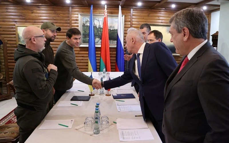 Các thành viên phái đoàn Nga và Ukraine tại vòng đàm phán ở Brest, Belarus, ngày 3/3/2022. (Ảnh: BelTA/REUTERS)