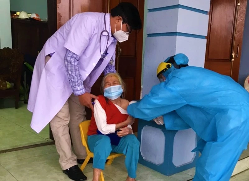 Trạm Y tế xã Cảnh Dương, huyện Quảng Trạch tiêm vaccine cho người già ngay tại nhà.
