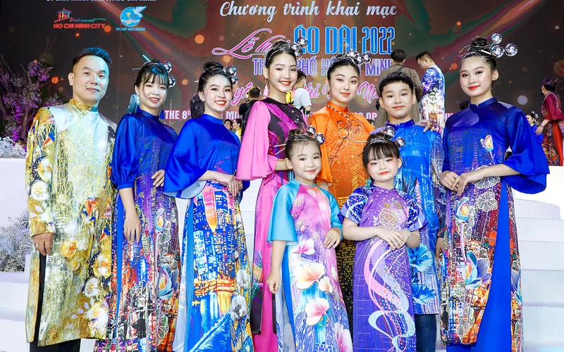 Nhà thiết kế Việt Hùng (ngoài cùng bên trái) cùng các người mẫu trình diễn bộ sưu tập áo dài. (Ảnh: Nhà thiết kế cung cấp)