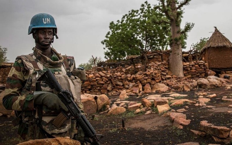 Binh sĩ gìn giữ hòa bình của Liên hợp quốc tuần tra 1 ngôi làng ở thị trấn Bandiagara, Mopti, Mali. (Ảnh: Liên hợp quốc)