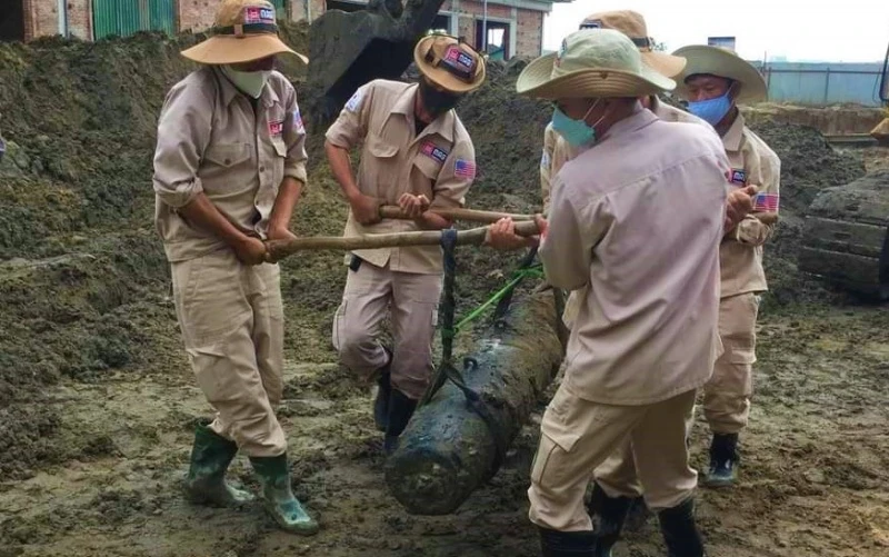 Đội xử lý bom mìn MAG Quảng Bình vận chuyển an toàn quả bom ra khỏi hiện trường.