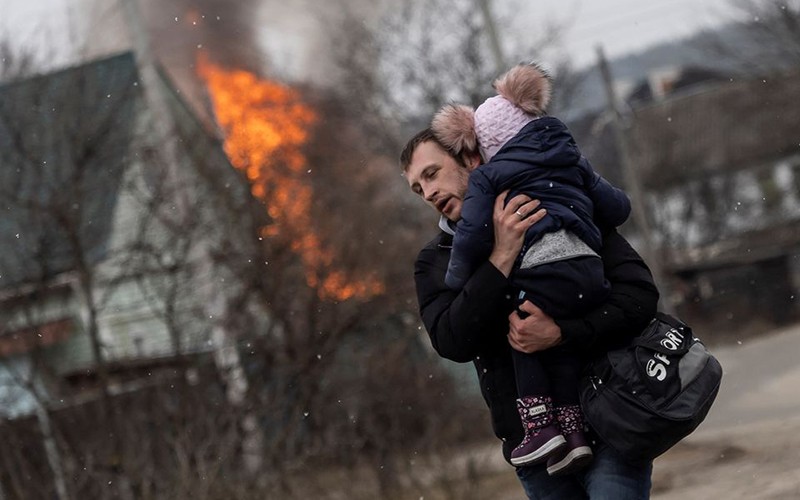 Người dân chạy khỏi khu vực Irpin, Ukraine, ngày 6/3. (Ảnh: Reuters)