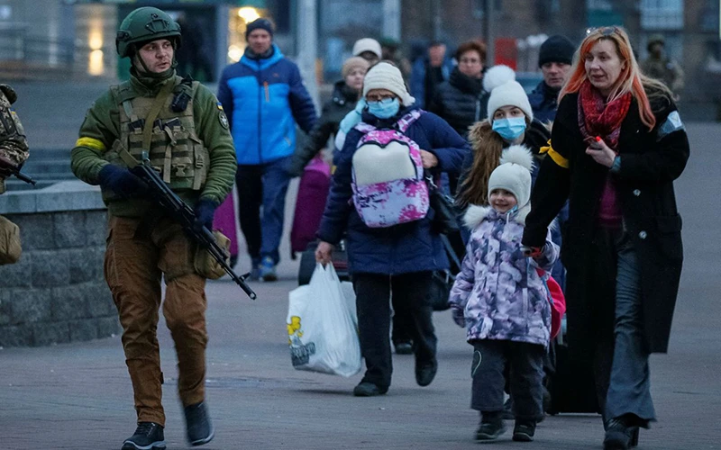 Quân nhân hỗ trợ những người có con nhỏ rời Bệnh viện Nhi trung ương tại Kiev lên chuyến tàu sơ tán tới Lviv, ngày 7/3. (Ảnh: Reuters)