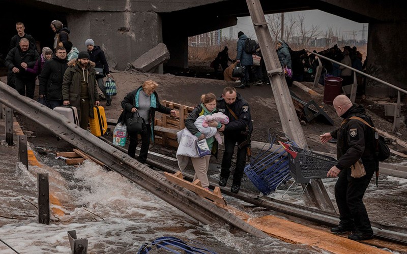 Người dân sơ tán khỏi Irpin, gần thủ đô Kiev, ngày 7/3. (Ảnh: Agencja Wyborcza.pl/Reuters)