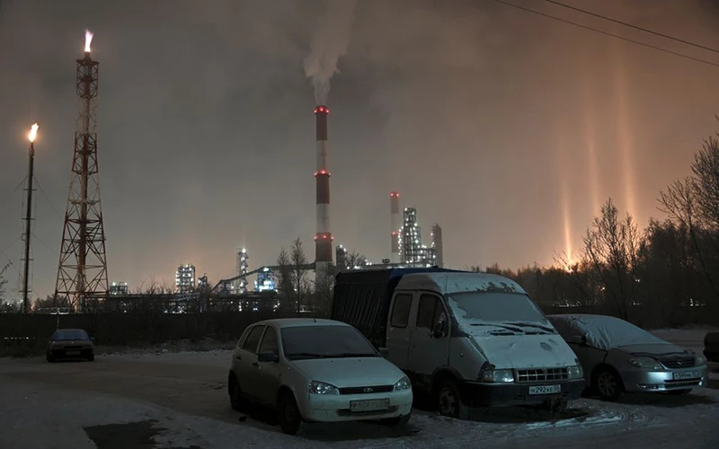 Khu vực gần một nhà máy lọc dầu tại Omsk, Nga, tháng 12/2020. (Ảnh: Reuters)