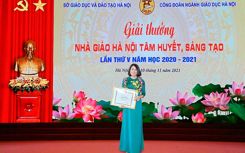 Cô giáo Nguyễn Thị Cẩm Linh nhận giải thưởng.