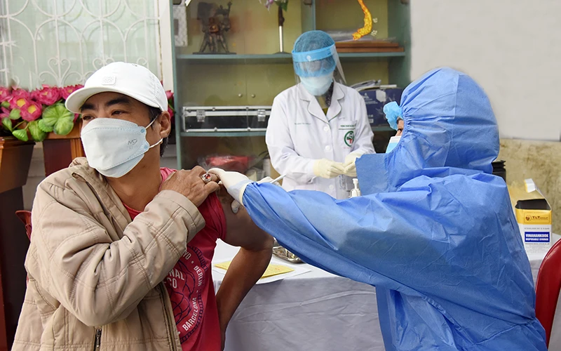 Tiêm vắc-xin phòng Covid-19 cho người dân quận Hoàn Kiếm, Hà Nội. (Ảnh ĐẶNG MINH)
