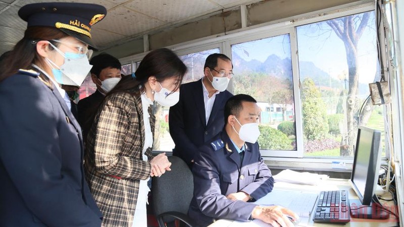 Tổ công tác liên ngành của UBND tỉnh Lạng Sơn kiểm tra thực hiện khai báo thông tin trực tuyến trên nền tảng cửa khẩu số tại cửa khẩu quốc tế Hữu Nghị. 
