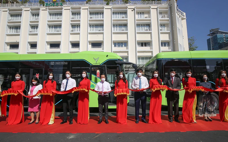 Lãnh đạo UBND TP Hồ Chí Minh tham dự lễ Khai trương tuyến xe buýt điện đầu tiên.