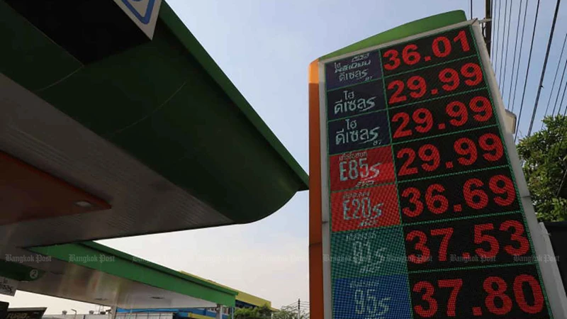 Giá xăng dầu bán lẻ tại Bangkok hôm 7/3. (Ảnh: Bangkok Post)